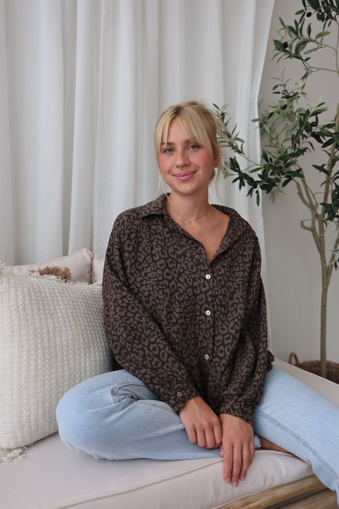 Kurzes Blusenhemd aus Musselin mit Leoprint Leolove