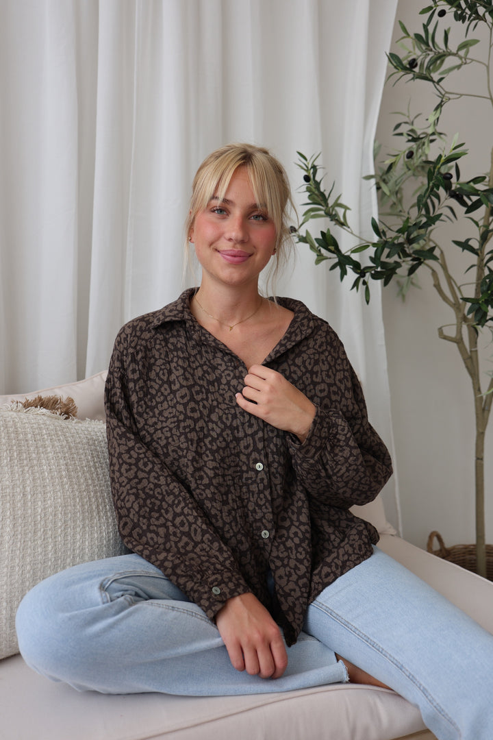 Kurzes Blusenhemd aus Musselin mit Leoprint Leolove