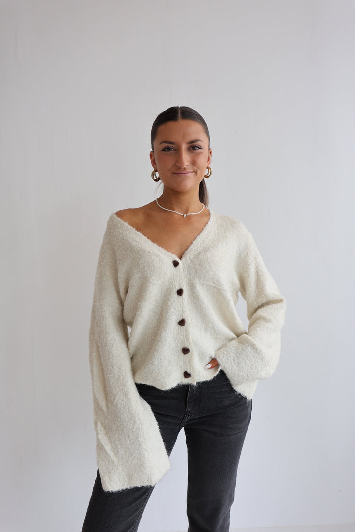 Kuscheliger Cardigan mit Herzknöpfen Tara