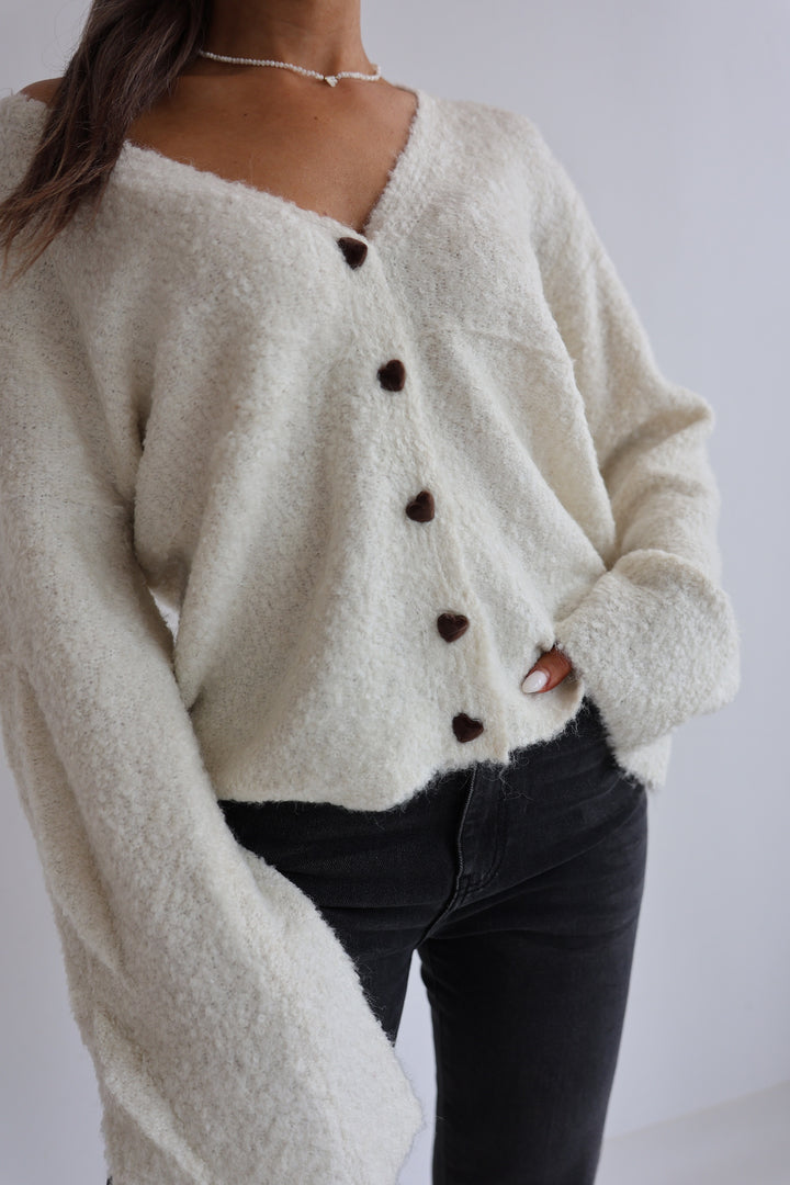 Kuscheliger Cardigan mit Herzknöpfen Tara