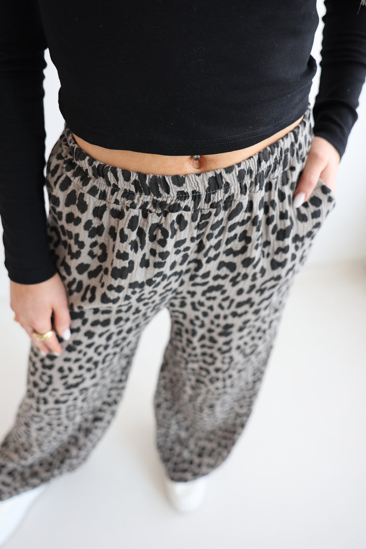 Lange Musselinhose mit Leoprint Leolove