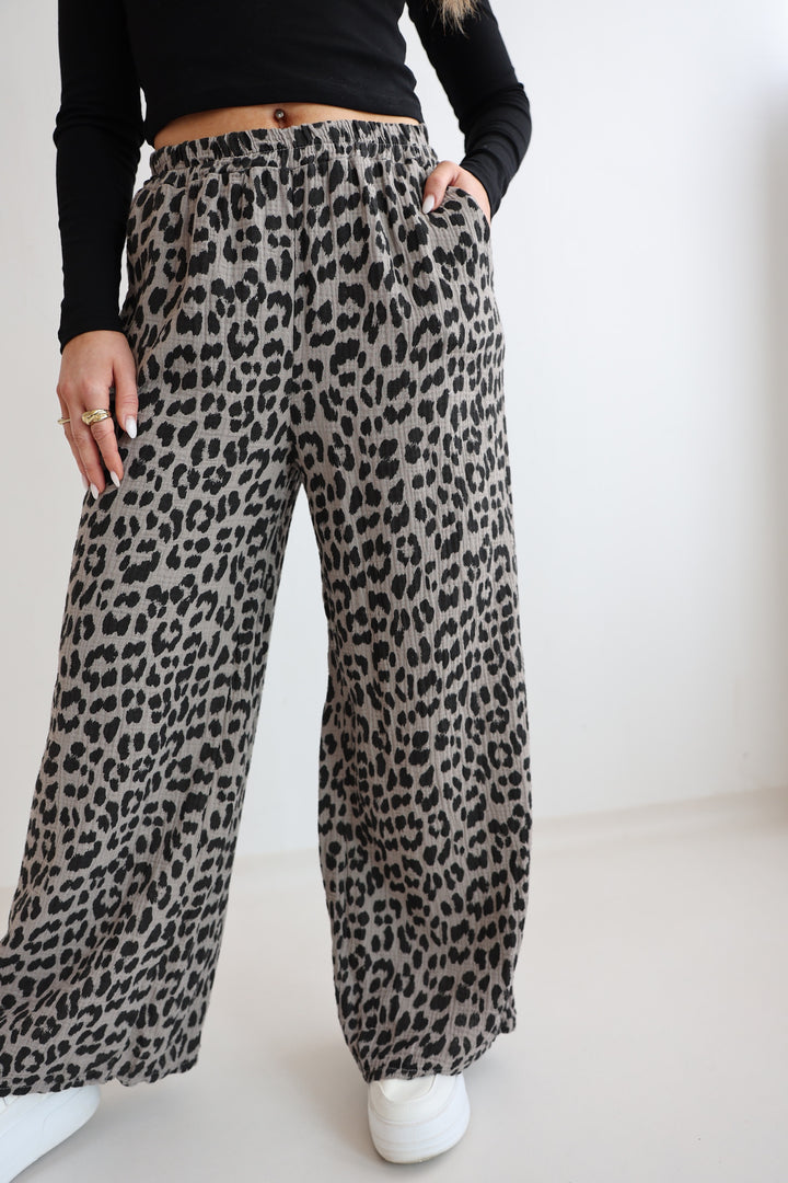 Lange Musselinhose mit Leoprint Leolove