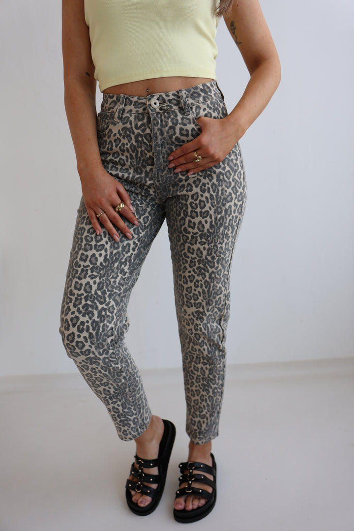 Mom Jeans mit Leoprint (T6028)