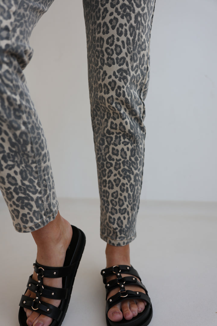 Mom Jeans mit Leoprint (T6028)