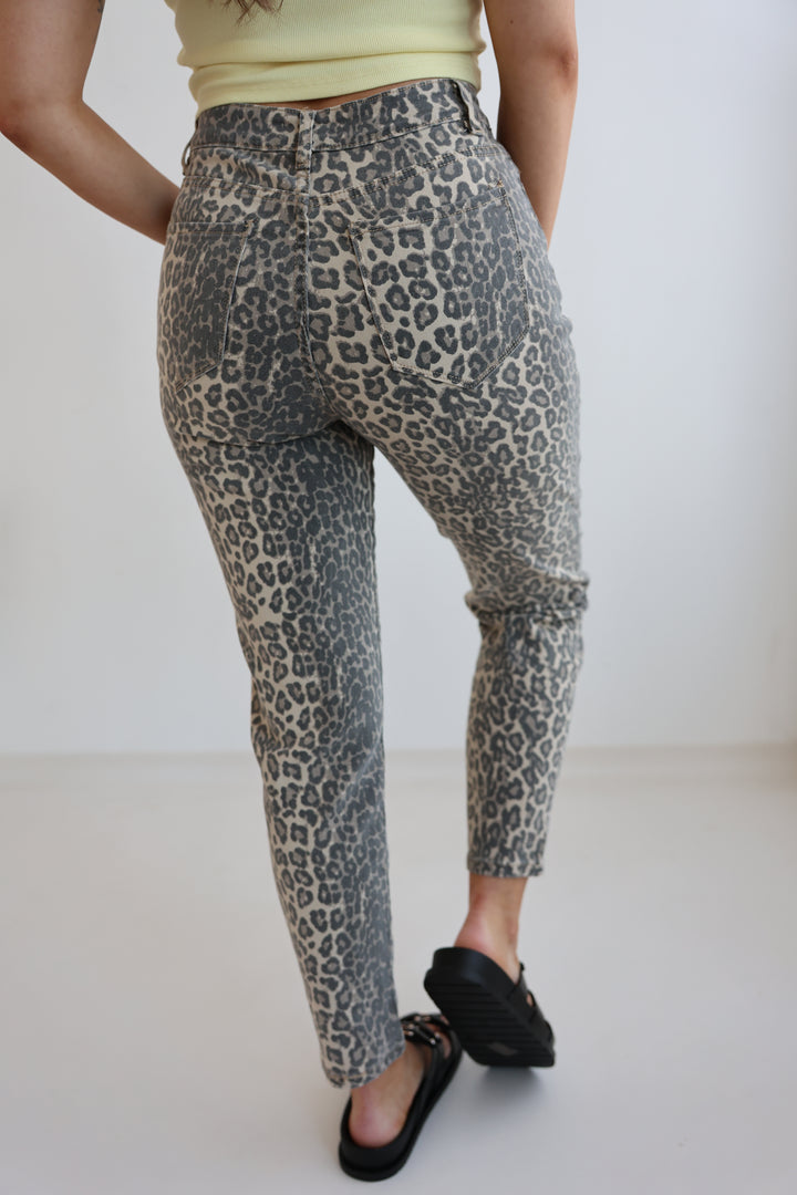Mom Jeans mit Leoprint (T6028)